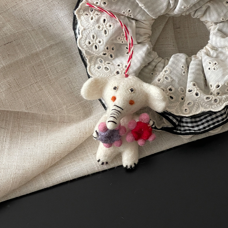 Pandantiv pentru chei – jucării animale din lână felțuită, lucrate manual (căţel și iepuraș) pentru agățat în mașină