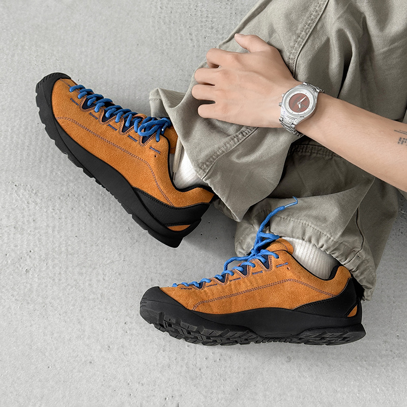 Pantofi de drumeție outdoor, partea superioară din velur, talpă din cauciuc, toc mic 1-3 cm, vârf rotund, căptușeală textilă.