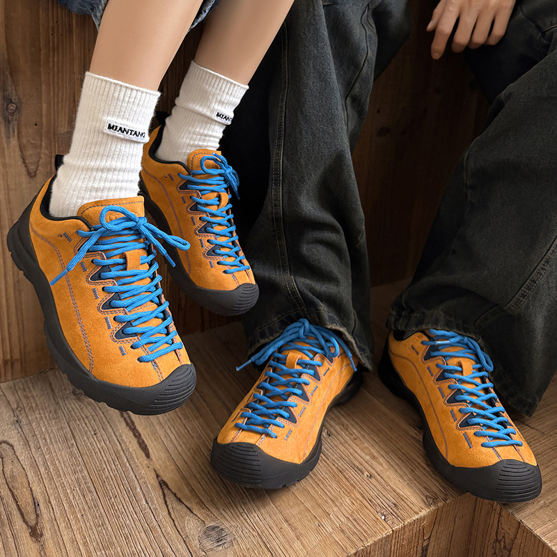 Pantofi de drumeție outdoor, partea superioară din velur, talpă din cauciuc, toc mic 1-3 cm, vârf rotund, căptușeală textilă.