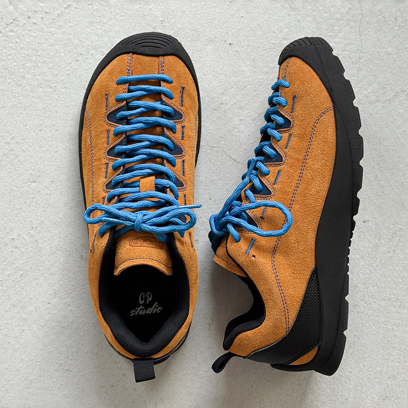 Pantofi de drumeție outdoor, partea superioară din velur, talpă din cauciuc, toc mic 1-3 cm, vârf rotund, căptușeală textilă.