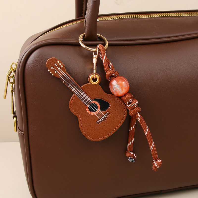 Pandantiv de chitară din PU cu buzunar pentru card și breloc din mărgele – Handmade, accesorii pentru geantă, stil urban modern, lansare toamnă 2025