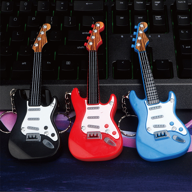 Benefit mala električna gitara privjesak, plastika, klasični stil, poklon spreman