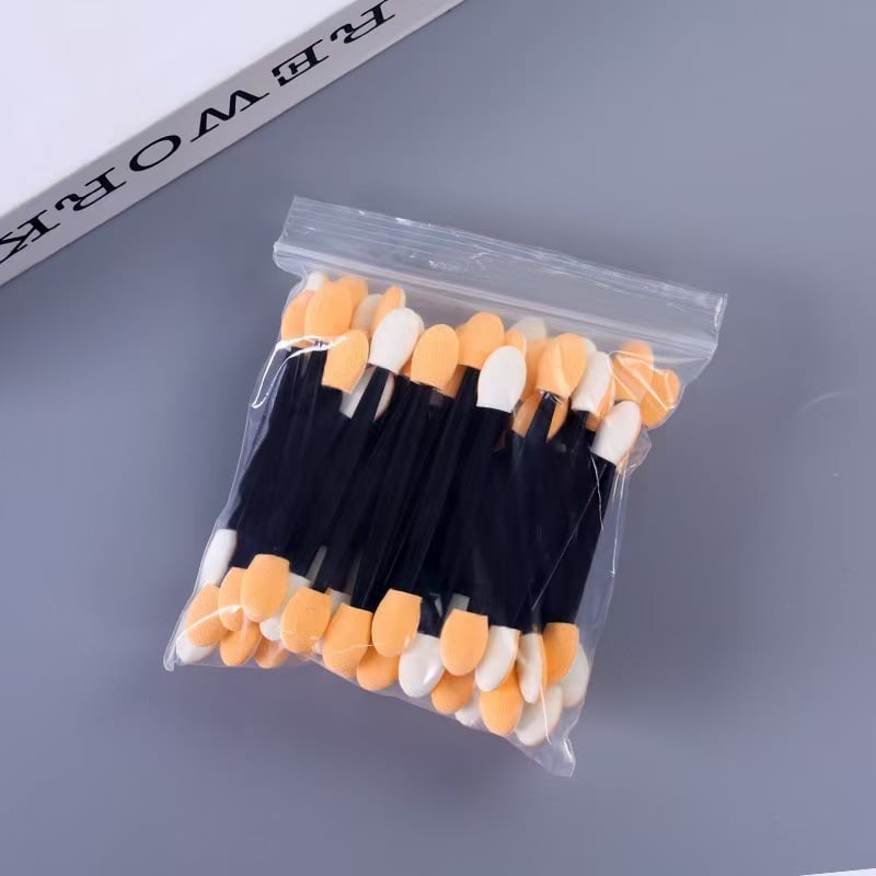 Dvostrani alat za sjenilo za oči - dvostrana četkica i spužvasti štapić, spužvasti puder, osnovna ambalaža; Marka Jia Chuang; Podrijetlo Shandong; Materijal Plastika.