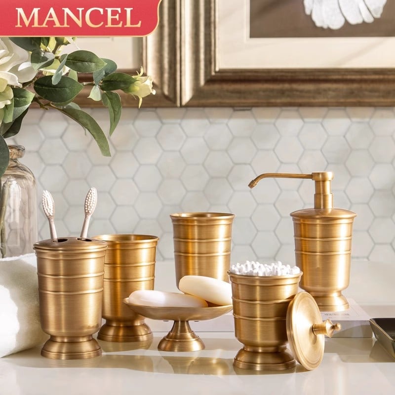 Komplet kupaonice od čistog bakra s držačem za četkicu, čašom za ispiranje usta i spremnikom za tekući dezinfekcijski sredstvo s pumpom