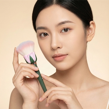 Βούρτσα μακιγιάζ προσώπου για πούδρα και ρουζ με κεφαλή σε σχήμα τριαντάφυλλο, ξύλινη λαβή, συνθετικές τρίχες, μήκος τρίχας 3.5 cm, συνολικό μήκος 18.1 cm