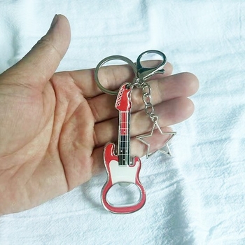 Deschizător de sticle în formă de chitară, pandantiv breloc pentru geantă — aliaj de zinc, prelucrare cu adeziv, model chitară, accesorii de bagaj, primăvara 2025