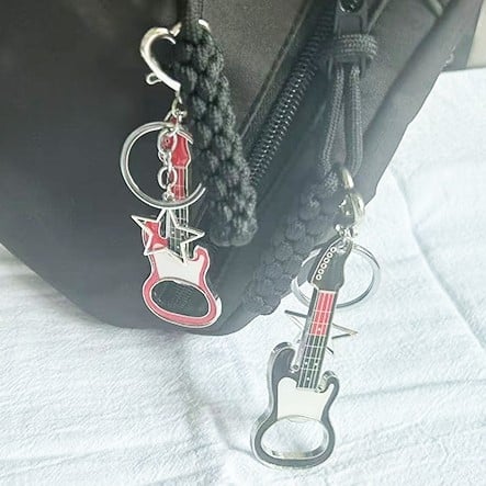 Deschizător de sticle în formă de chitară, pandantiv breloc pentru geantă — aliaj de zinc, prelucrare cu adeziv, model chitară, accesorii de bagaj, primăvara 2025
