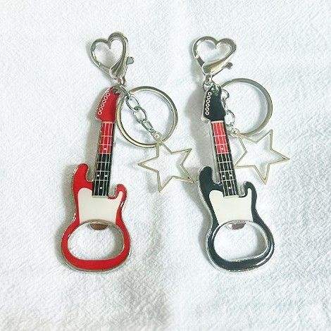 Deschizător de sticle în formă de chitară, pandantiv breloc pentru geantă — aliaj de zinc, prelucrare cu adeziv, model chitară, accesorii de bagaj, primăvara 2025
