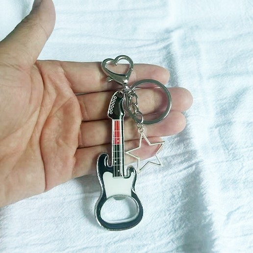 Deschizător de sticle în formă de chitară, pandantiv breloc pentru geantă — aliaj de zinc, prelucrare cu adeziv, model chitară, accesorii de bagaj, primăvara 2025