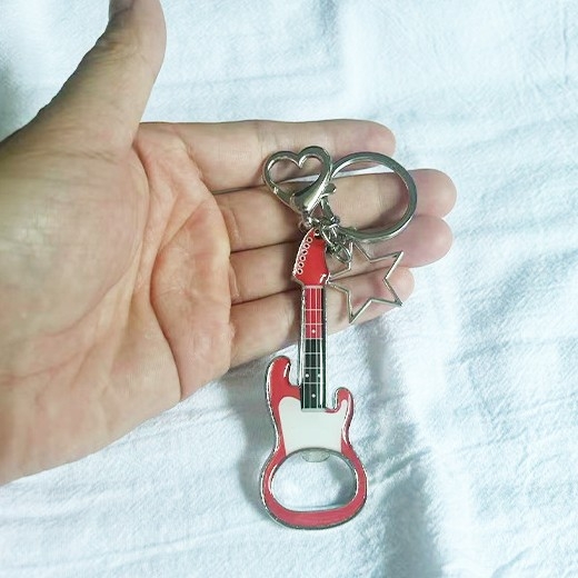 Deschizător de sticle în formă de chitară, pandantiv breloc pentru geantă — aliaj de zinc, prelucrare cu adeziv, model chitară, accesorii de bagaj, primăvara 2025