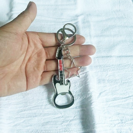 Deschizător de sticle în formă de chitară, pandantiv breloc pentru geantă — aliaj de zinc, prelucrare cu adeziv, model chitară, accesorii de bagaj, primăvara 2025