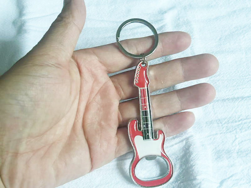 Deschizător de sticle în formă de chitară, pandantiv breloc pentru geantă — aliaj de zinc, prelucrare cu adeziv, model chitară, accesorii de bagaj, primăvara 2025