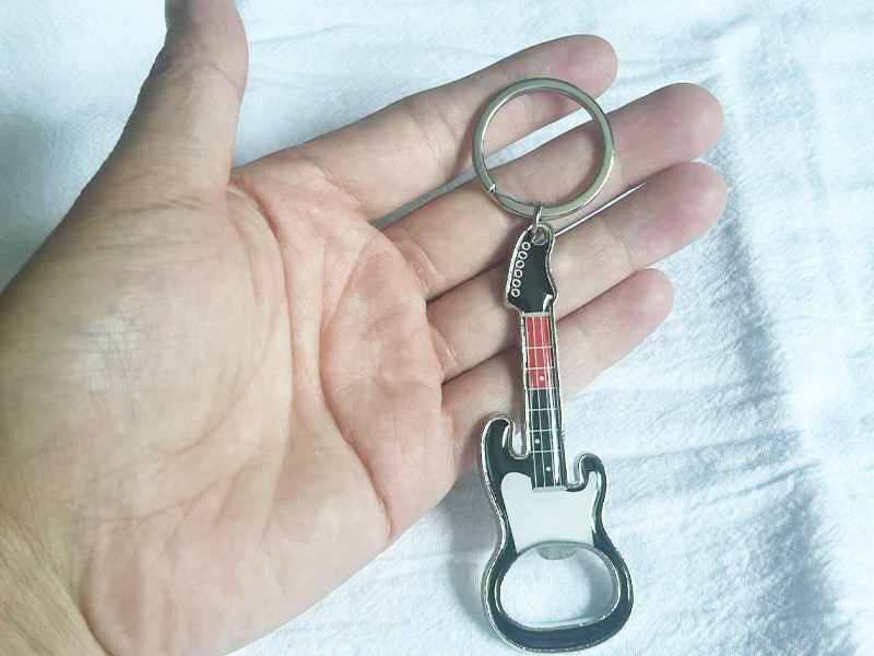 Deschizător de sticle în formă de chitară, pandantiv breloc pentru geantă — aliaj de zinc, prelucrare cu adeziv, model chitară, accesorii de bagaj, primăvara 2025