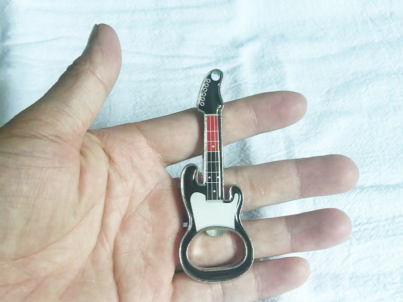 Deschizător de sticle în formă de chitară, pandantiv breloc pentru geantă — aliaj de zinc, prelucrare cu adeziv, model chitară, accesorii de bagaj, primăvara 2025