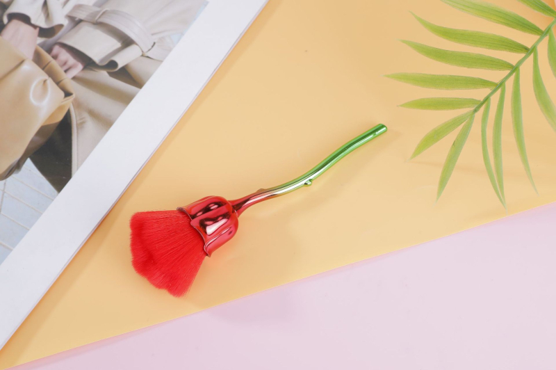 Pensulă de machiaj pentru pudră, peri din nailon și fibre sintetice, mâner lung din ABS electroplatat, ambalaj într-un pachet unic