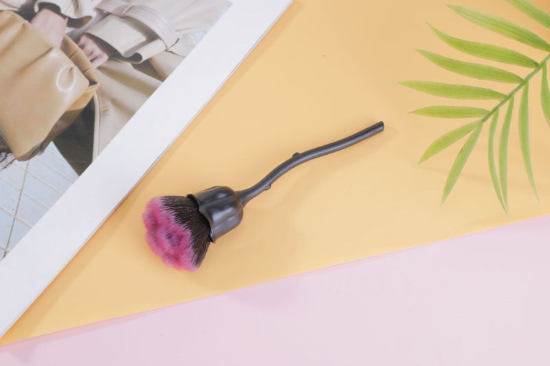 Pensulă de machiaj pentru pudră, peri din nailon și fibre sintetice, mâner lung din ABS electroplatat, ambalaj într-un pachet unic