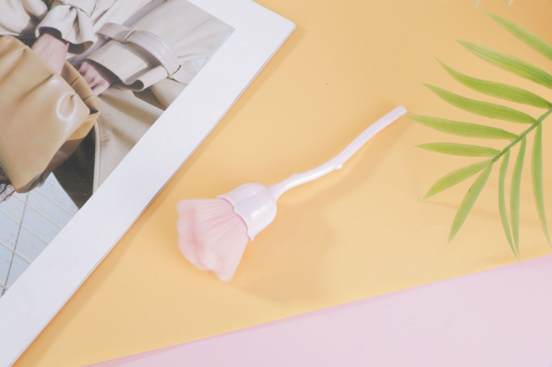 Pensulă de machiaj pentru pudră, peri din nailon și fibre sintetice, mâner lung din ABS electroplatat, ambalaj într-un pachet unic