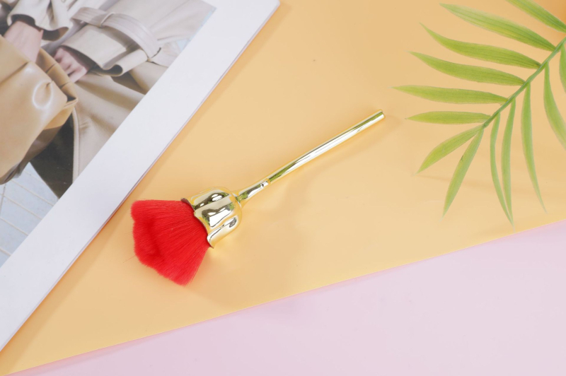 Pensulă de machiaj pentru pudră, peri din nailon și fibre sintetice, mâner lung din ABS electroplatat, ambalaj într-un pachet unic