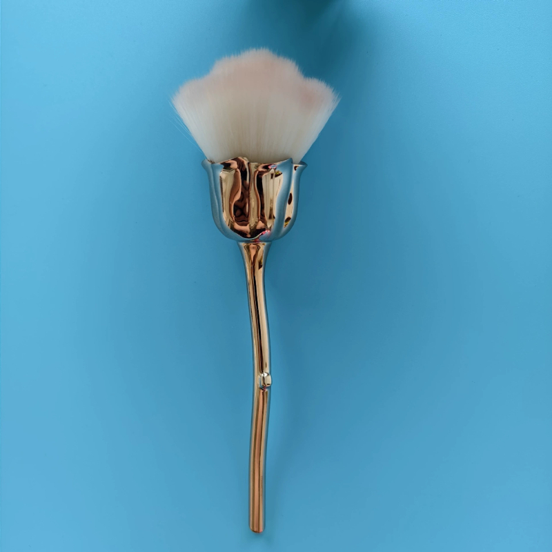 Pensulă de machiaj pentru pudră, peri din nailon și fibre sintetice, mâner lung din ABS electroplatat, ambalaj într-un pachet unic