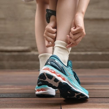 Uniszex sportos cipő, légáteresztő hálós felsőrésszel, ütéscsillapítással, csúszásmentes gumitalppal és könnyű kialakítással