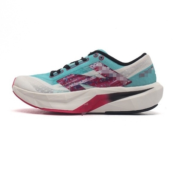 Futócipő futáshoz, anti-slip talppal, könnyű és kopásálló, ütéscsillapító, textil felsőrész, gumi talp, fűzők, color-block mintázat.