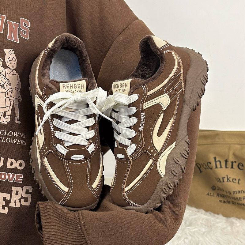 Férfi légáteresztő hálós túrabakancsok fűzőzáras, felső része szintetikus bőrből, PVC talp