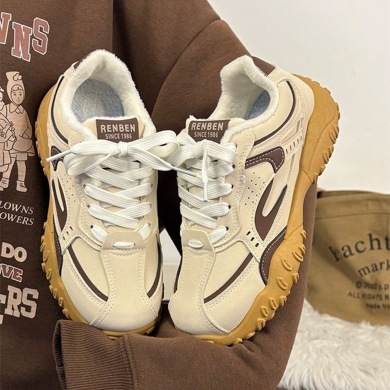 Férfi légáteresztő hálós túrabakancsok fűzőzáras, felső része szintetikus bőrből, PVC talp