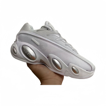 Kanvasz felsőrésszel rendelkező futócipő, középmagass kivitel, kúpos sarokkal és injektált talppal.