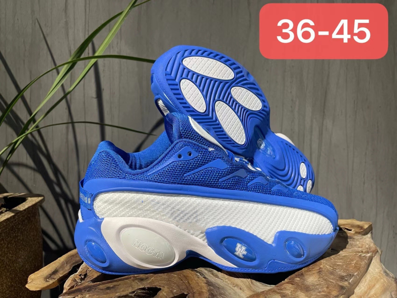 Kanvasz felsőrésszel rendelkező futócipő, középmagass kivitel, kúpos sarokkal és injektált talppal.