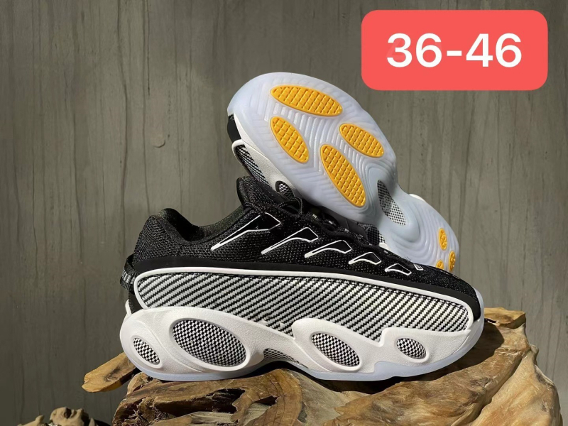 Kanvasz felsőrésszel rendelkező futócipő, középmagass kivitel, kúpos sarokkal és injektált talppal.