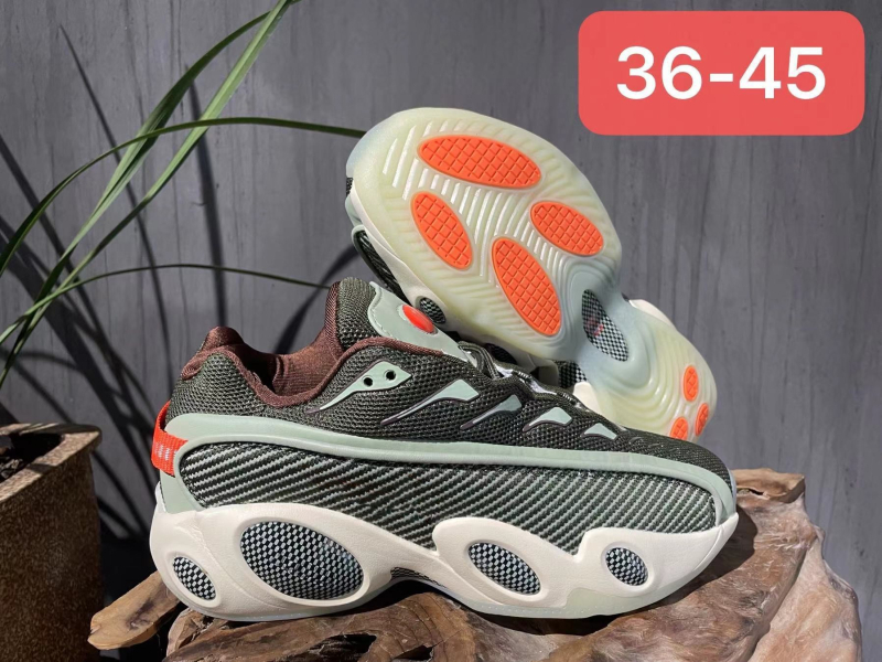 Kanvasz felsőrésszel rendelkező futócipő, középmagass kivitel, kúpos sarokkal és injektált talppal.