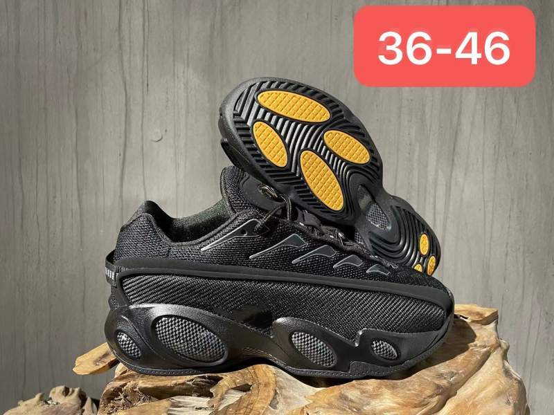 Kanvasz felsőrésszel rendelkező futócipő, középmagass kivitel, kúpos sarokkal és injektált talppal.