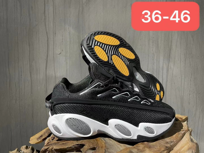 Kanvasz felsőrésszel rendelkező futócipő, középmagass kivitel, kúpos sarokkal és injektált talppal.