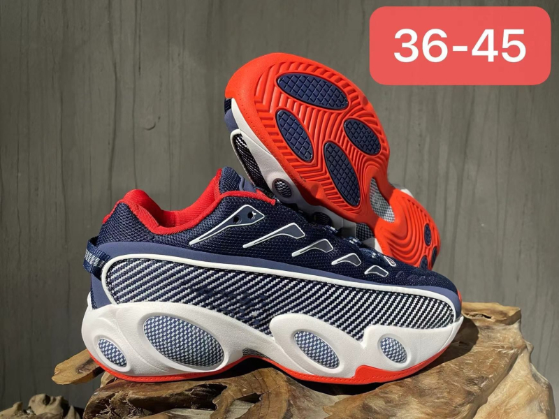 Kanvasz felsőrésszel rendelkező futócipő, középmagass kivitel, kúpos sarokkal és injektált talppal.