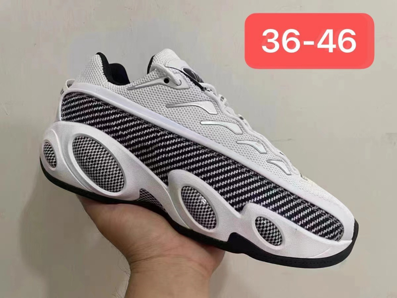 Kanvasz felsőrésszel rendelkező futócipő, középmagass kivitel, kúpos sarokkal és injektált talppal.