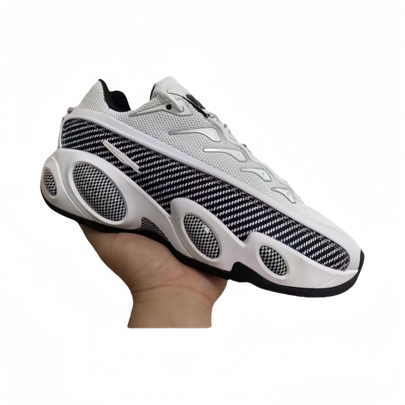 Kanvasz felsőrésszel rendelkező futócipő, középmagass kivitel, kúpos sarokkal és injektált talppal.