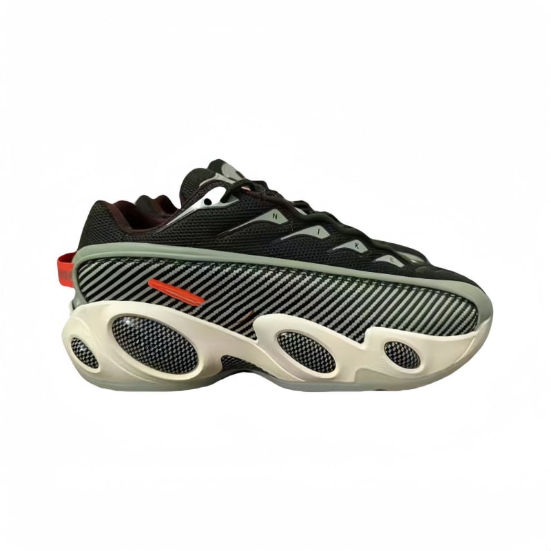 Kanvasz felsőrésszel rendelkező futócipő, középmagass kivitel, kúpos sarokkal és injektált talppal.