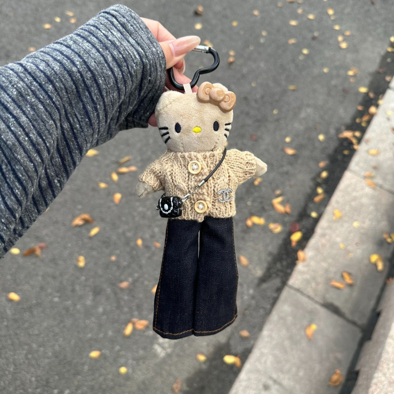 Pandantiv pluș cu pisicuță cu picioare lungi, păpușă–cap de nasturi pentru ghiozdan, posibilitate de a îmbrăca haine, stil desen animat - Origine: Shandong, Procesare semi-manuală, Material: pluș, Iarna 2025