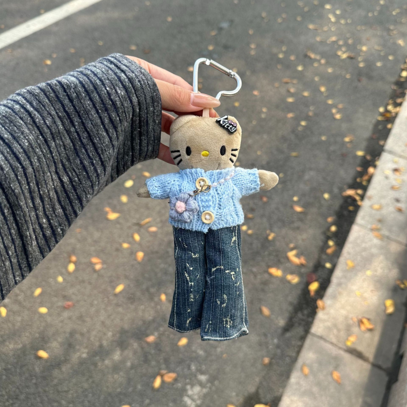 Pandantiv pluș cu pisicuță cu picioare lungi, păpușă–cap de nasturi pentru ghiozdan, posibilitate de a îmbrăca haine, stil desen animat - Origine: Shandong, Procesare semi-manuală, Material: pluș, Iarna 2025