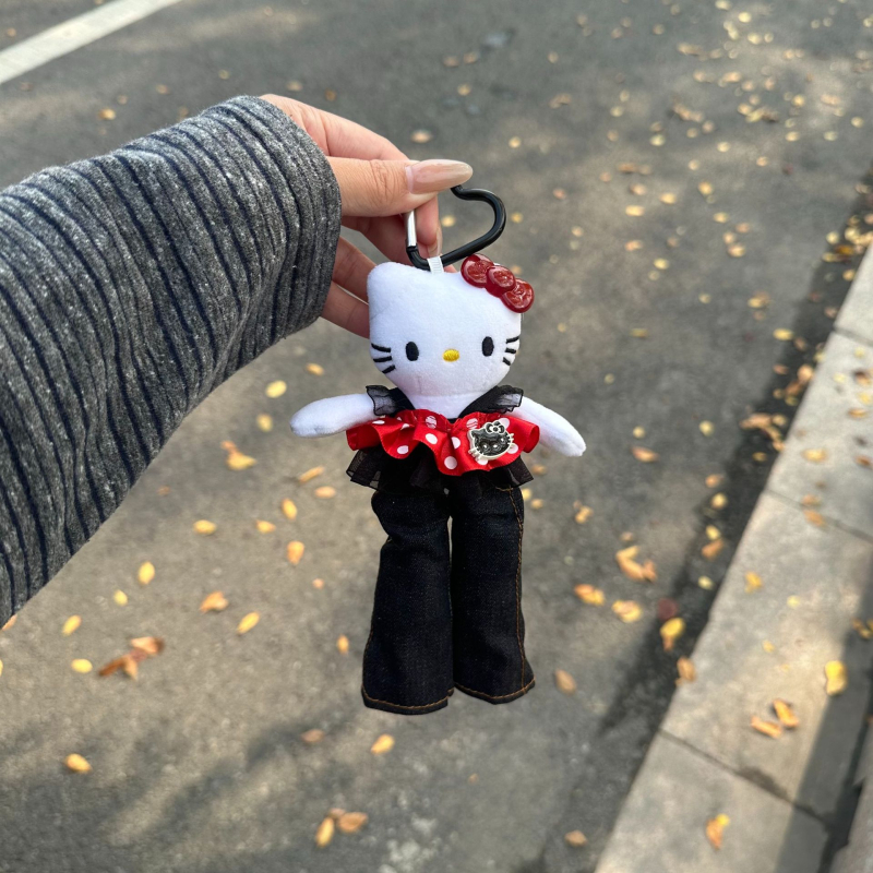 Pandantiv pluș cu pisicuță cu picioare lungi, păpușă–cap de nasturi pentru ghiozdan, posibilitate de a îmbrăca haine, stil desen animat - Origine: Shandong, Procesare semi-manuală, Material: pluș, Iarna 2025