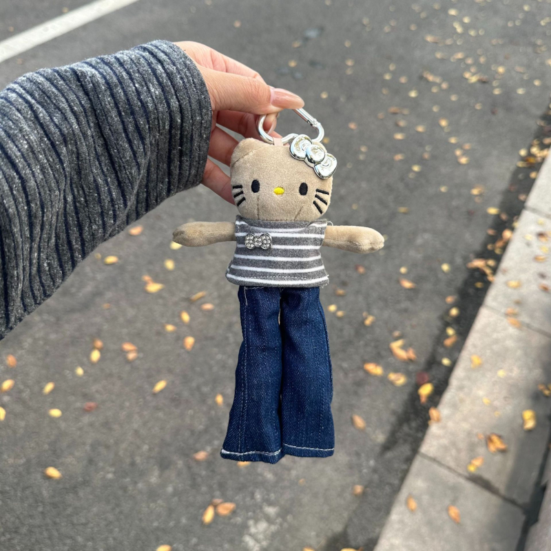 Pandantiv pluș cu pisicuță cu picioare lungi, păpușă–cap de nasturi pentru ghiozdan, posibilitate de a îmbrăca haine, stil desen animat - Origine: Shandong, Procesare semi-manuală, Material: pluș, Iarna 2025