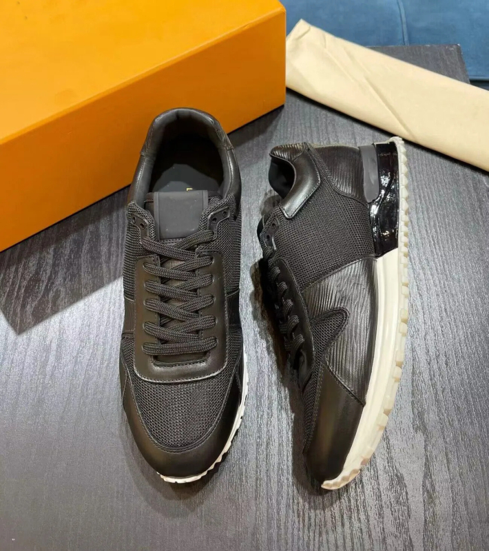 Kényelmes, uniszex tornacipő valódi bőrből, középmagas szár, fűzős záródás, injektált talp gum-plasztikából