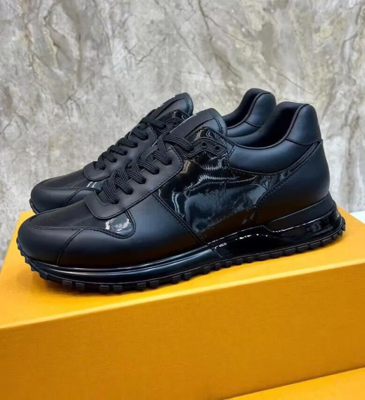 Kényelmes, uniszex tornacipő valódi bőrből, középmagas szár, fűzős záródás, injektált talp gum-plasztikából