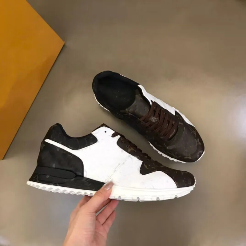 Kényelmes, uniszex tornacipő valódi bőrből, középmagas szár, fűzős záródás, injektált talp gum-plasztikából