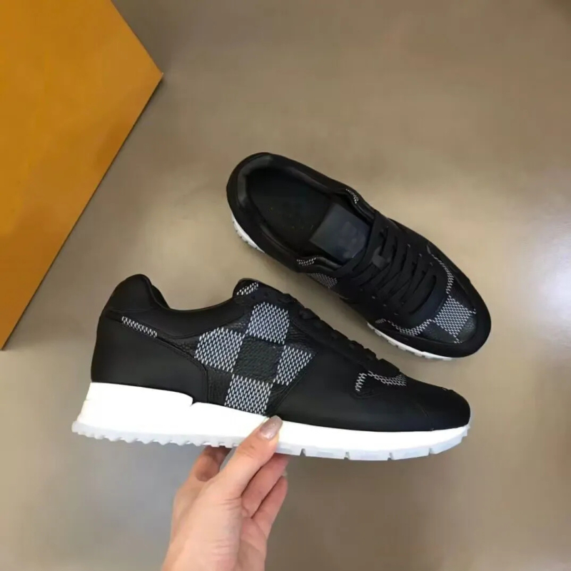 Kényelmes, uniszex tornacipő valódi bőrből, középmagas szár, fűzős záródás, injektált talp gum-plasztikából