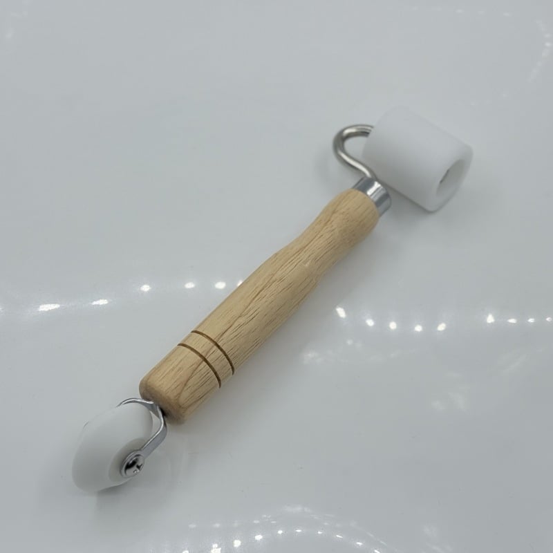 Rolă de presiune cu două capete, mâner din fag, tambur din nylon, suport galvanizat, pentru montaj tapet