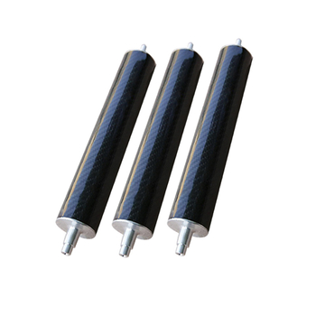 Karbonový roller pre vysokopríklové stroje – ľahký, karbonová trubka s hliníkovou hlavou hriadeľa a ložiskovým otvorom; priemer valca φ0,4 m, priemer hriadeľa φ20 mm, hrúbka steny ~2 mm, povrch maľovaný