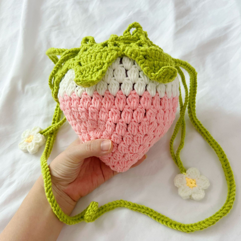 Geantă croșetată manual cu formă de căpșună, acrilică, crossbody, formă pătrată verticală, căptușeală din bumbac, deschidere superioară
