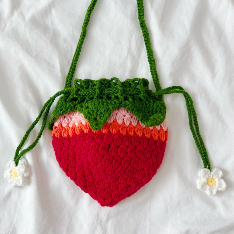 Geantă croșetată manual cu formă de căpșună, acrilică, crossbody, formă pătrată verticală, căptușeală din bumbac, deschidere superioară