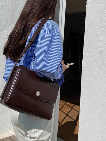 Geantă messenger din PU, stil stradal, capacitate mare, formă orizontală pătrată, închidere cu capac, buzunar secret cu fermoar, căptușeală poliester